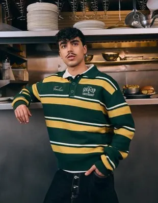 Свитер с воротником-поло и принтом