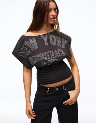 Bershka Футболка с короткими рукавами асимметричного кроя с поясом и принтом купить с доставкой.