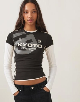 Спортивная футболка с короткими рукавами и принтом- Заказать в России