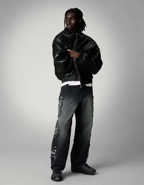 Джинсы свободного кроя с нашивками- Заказать в России