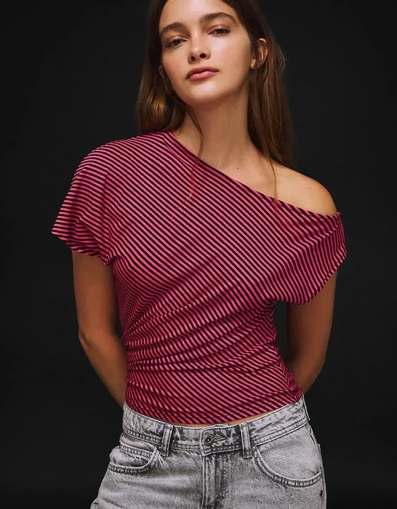 Футболка асимметричного кроя с короткими рукавами и принтом- Заказать в России