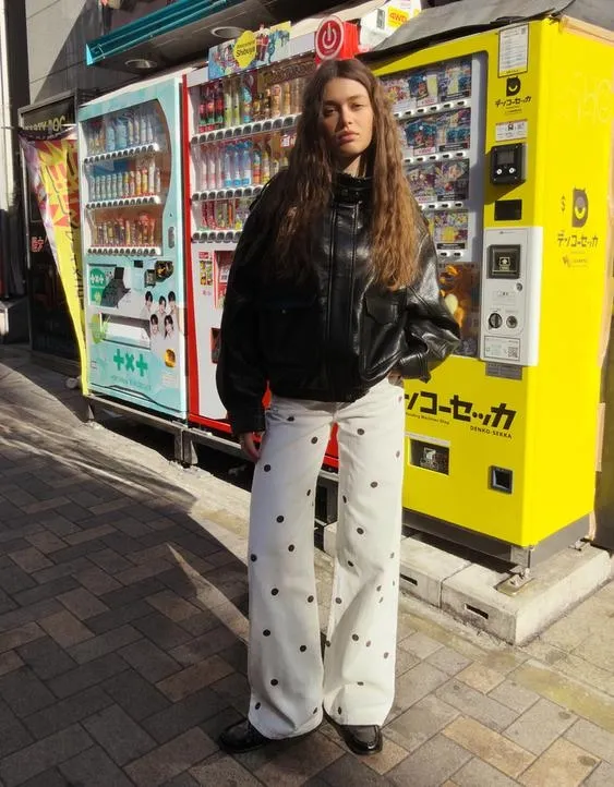 Джинсы свободного кроя в горошек