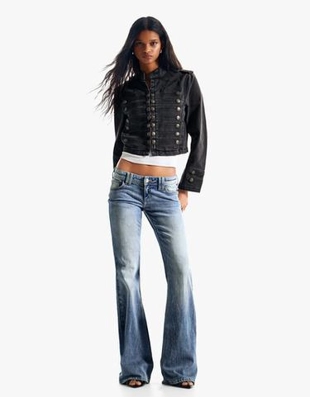 Bershka Расклешенные джинсы с низкой посадкой и вышивкой