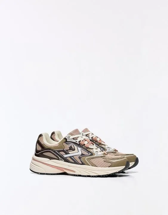 Кроссовки с контрастными вставками