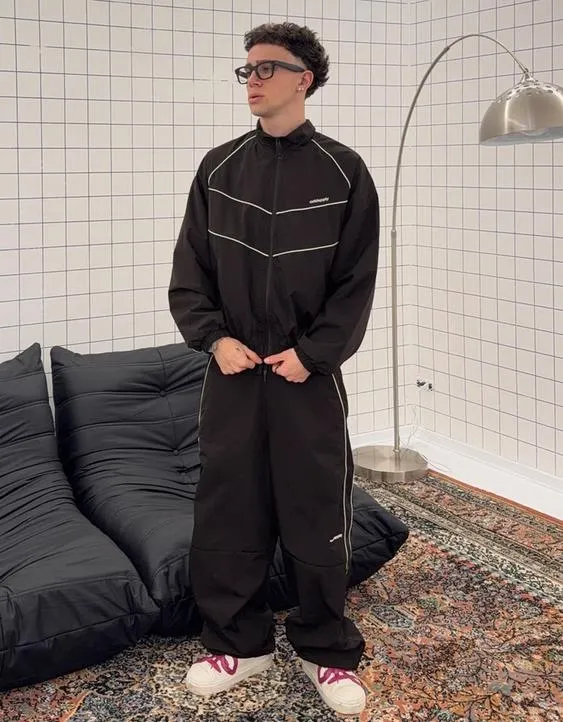 Высокотехнологичные брюки очень свободного кроя