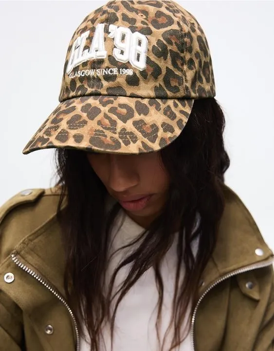 Кепка с анималистическим принтом и вышивкой- Заказать в России