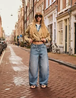 LOW-RISE WIDE-LEG BARREL JEANS WITH FRONT BUTTONS- Заказать в России