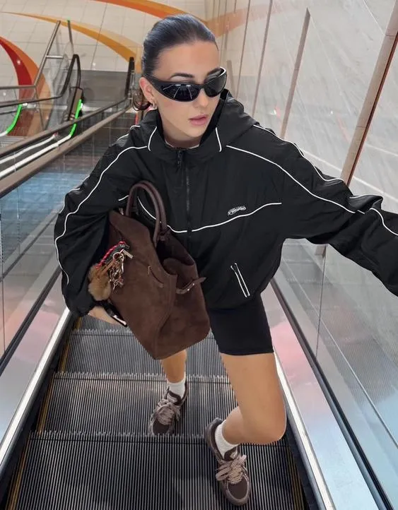 Куртка из высокотехнологичной ткани с капюшоном- Заказать в России