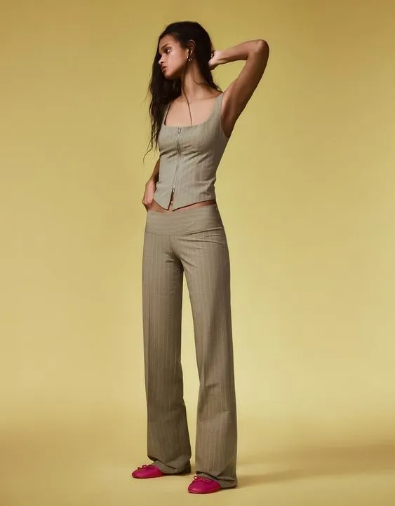 Брюки с широким поясом и низкой посадкой