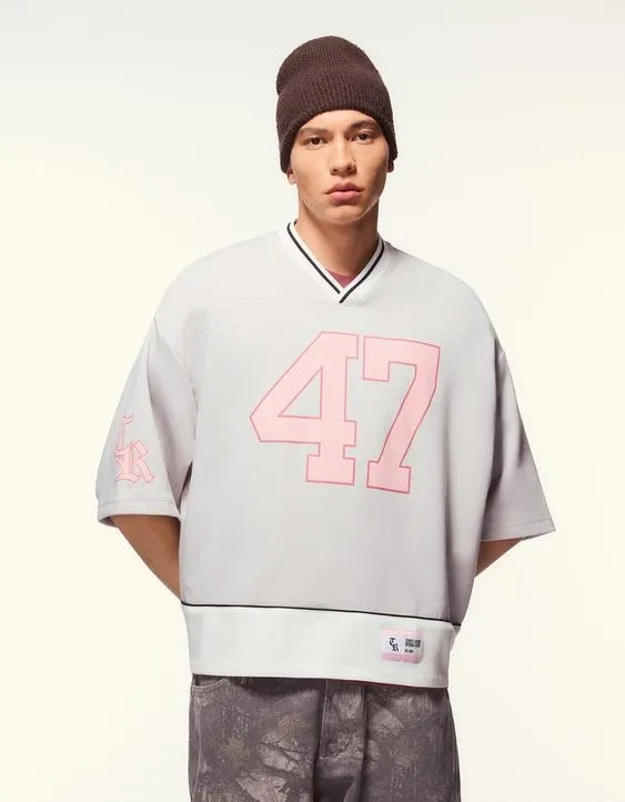 Спортивная футболка с короткими рукавами и принтом- Заказать в России