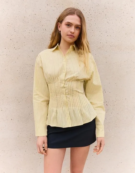 Приталенная рубашка с защипами