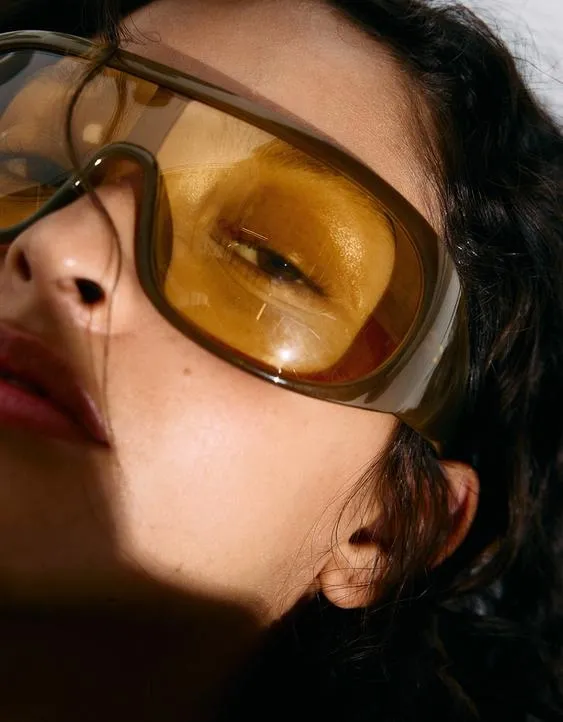 Солнцезащитные очки в пластмассовой оправе