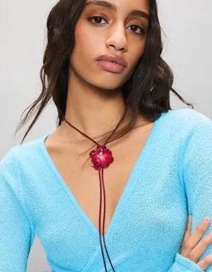 Ожерелье из шнура с цветком