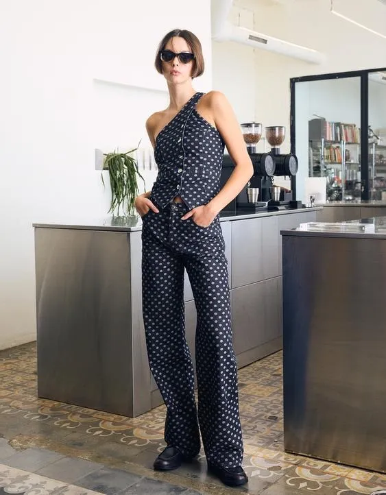 Джинсы прямого кроя с широкими штанинами и принтом в горошек- Заказать в России