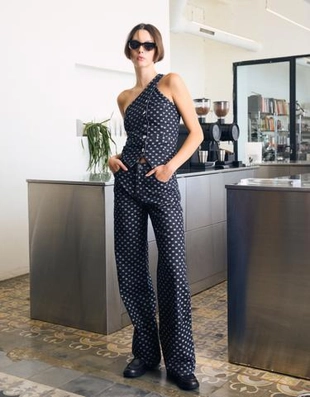 Bershka Джинсы прямого кроя с широкими штанинами и принтом в горошек купить с доставкой.