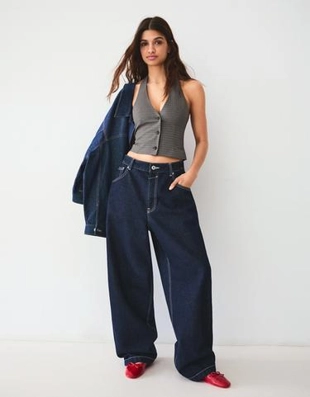 Приталенный жилет в клетку с горловиной халтер