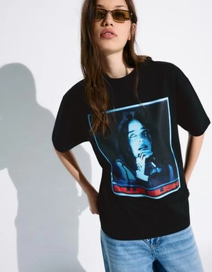 Bershka Футболка с короткими рукавами и принтом BILLIE EILISH купить с доставкой.