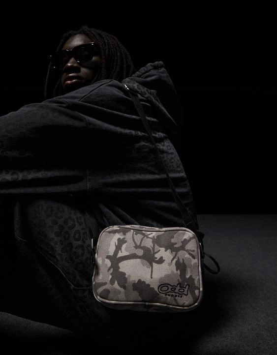 Bershka Сумка с ремнем через плечо и принтом