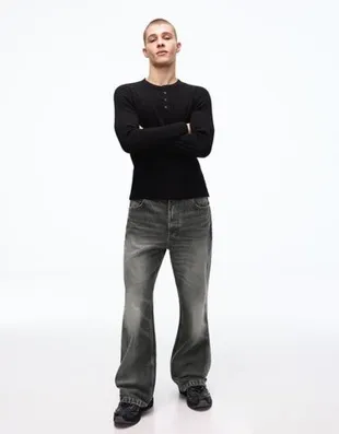 Расклешенные джинсы свободного кроя