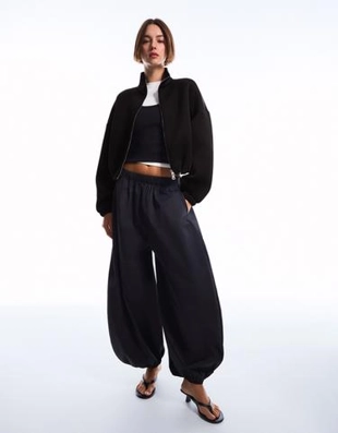 Bershka NEOPRENE EFFECT ZIP-UP BALLOON SWEATSHIRT купить с доставкой.