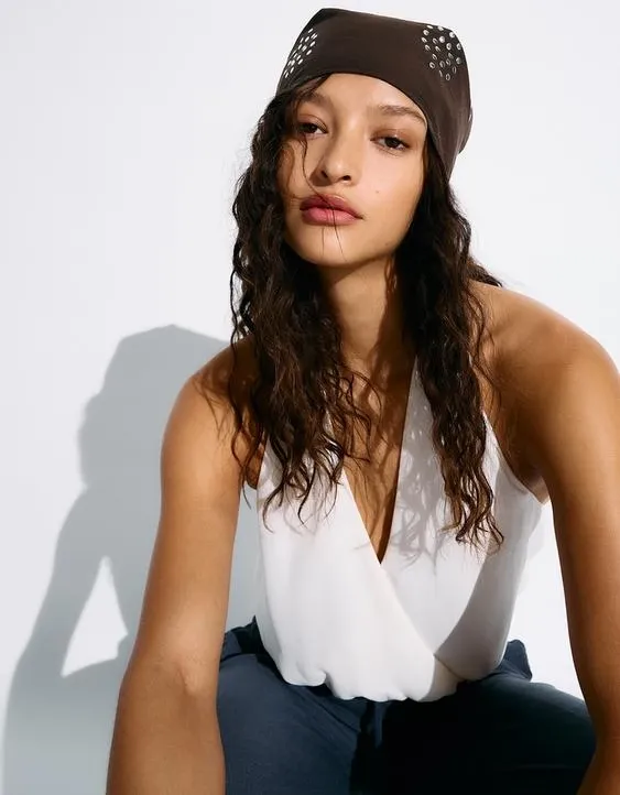 Платок-косынка с заклепками