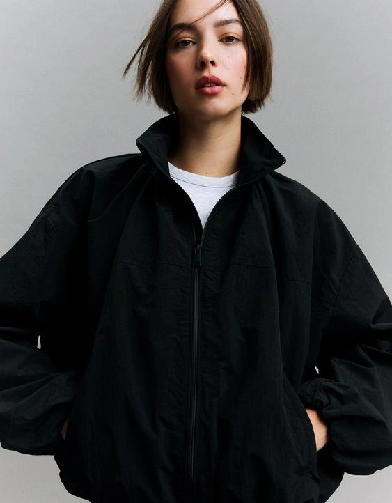 Bershka Объемная куртка из высокотехнологичной ткани купить с доставкой.