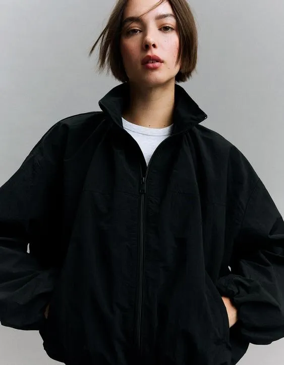 Объемная куртка из высокотехнологичной ткани- Заказать в России