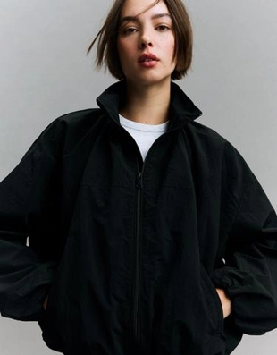 Bershka Объемная куртка из высокотехнологичной ткани купить с доставкой.