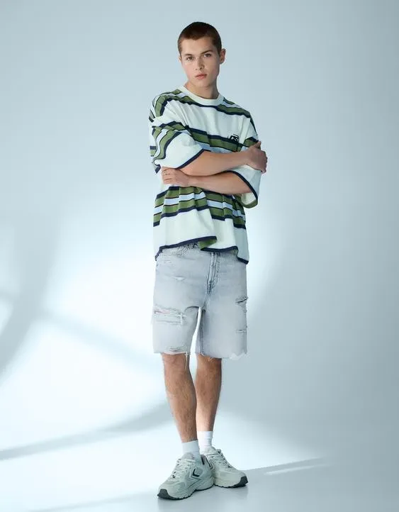 Джинсовые шорты с разрезами