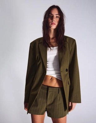 Bershka Двубортный блейзер в полоску купить с доставкой.