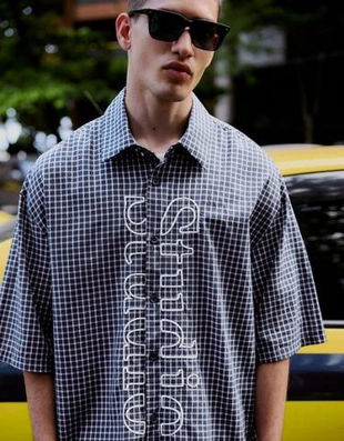 Рубашка геометрического кроя с короткими рукавами и вышивкой- Заказать в России