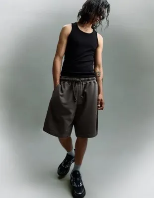 Шорты геометрического кроя с эффектом потертости- Заказать в России