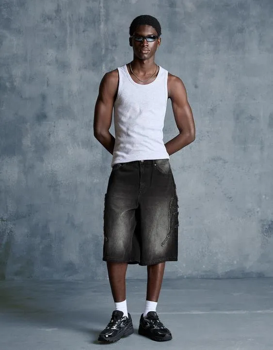 Шорты-бермуды свободного кроя с нашивками