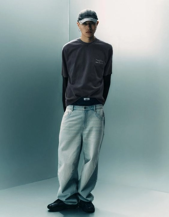 Bershka Лонгслив с принтом OUT OF CORE