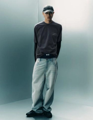 Bershka Лонгслив с принтом OUT OF CORE