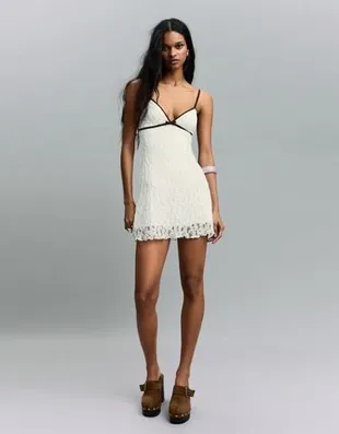 Мини-платье с контрастным кружевом- Заказать в России