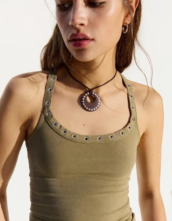 Шнурок с заклепками