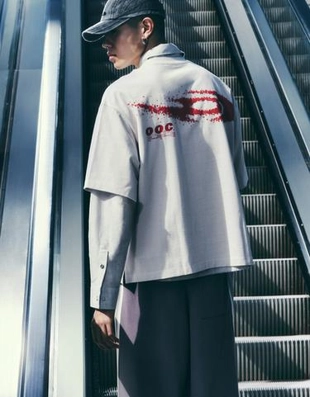 Bershka Футболка геометрического кроя OUT OF CORE купить с доставкой.