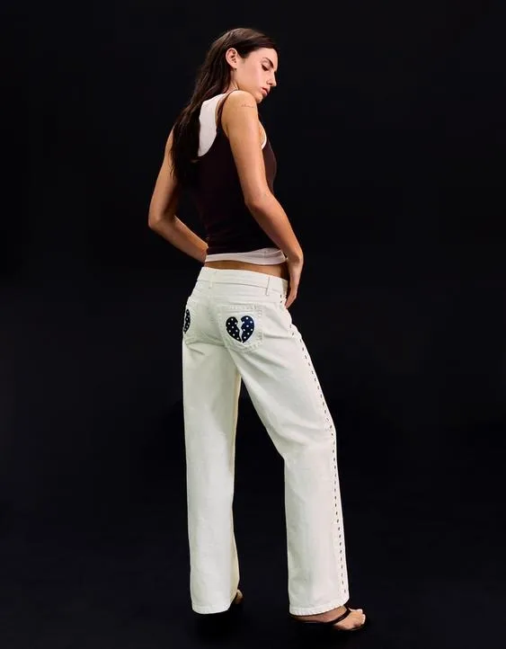 Джинсы свободного кроя с низкой посадкой и заклепками- Заказать в России