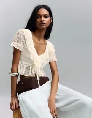 Bershka Укороченная блуза с кружевом и воланами