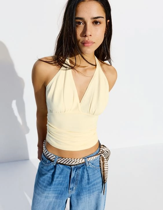 Bershka Топ со сборкой и горловиной халтер