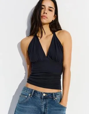 Топ со сборкой и горловиной халтер- Заказать в России