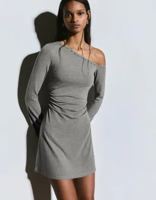 Мини-платье асимметричного кроя с заклепками- Заказать в России