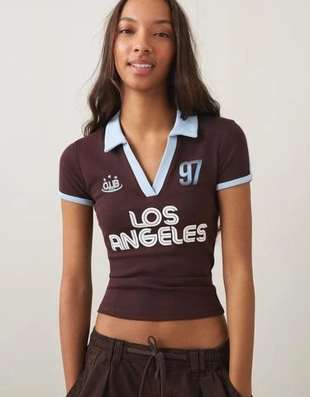 Bershka Футболка с воротником-поло и принтом купить с доставкой.