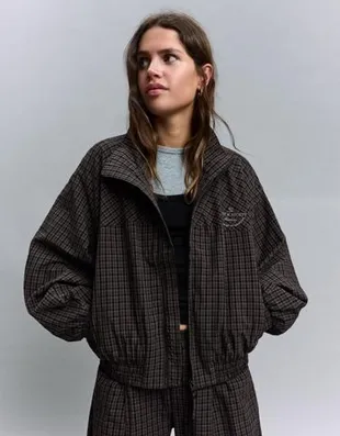 Куртка в клетку с принтом