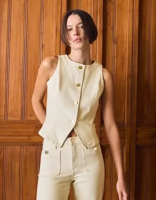 Джинсовый жилет с деталями из страз и пуговицами