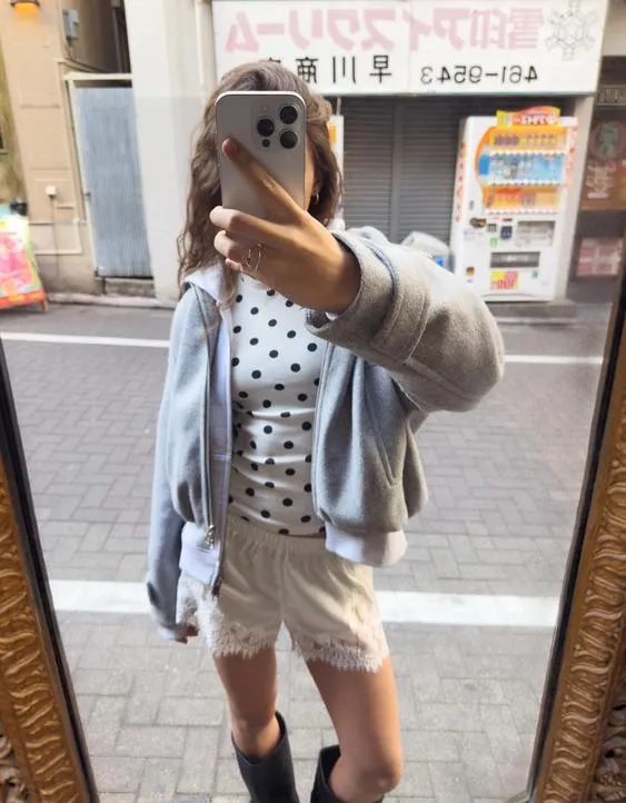 Атласные шорты с кружевом