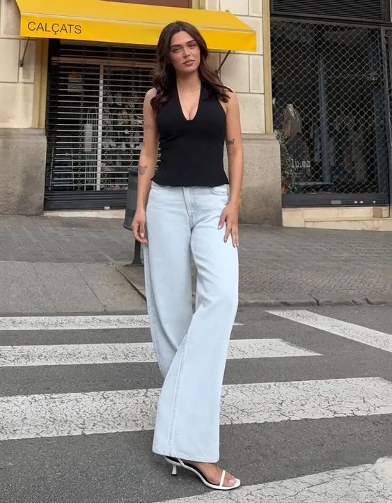 Джинсы с широкими штанинами, высокой посадкой и перекрестным поясом