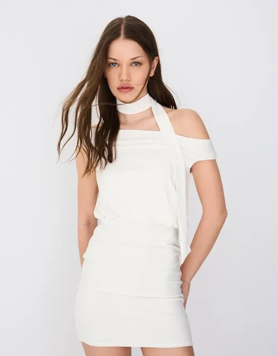 Мини-платье с открытыми плечами и принтом- Заказать в России