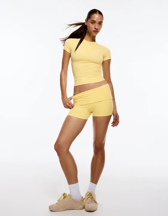 Шорты из высокотехнологичной ткани с отворотом на поясе- Заказать в России